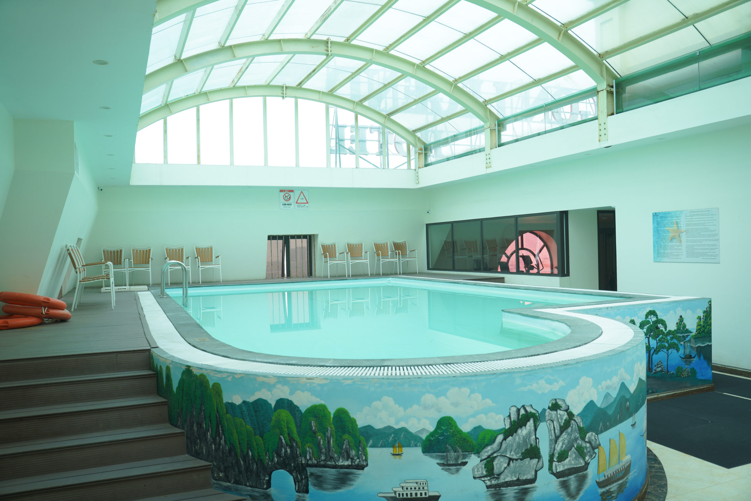 Toàn cảnh hồ bơi Dragon Legend Hotel